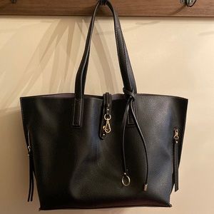Travanti Black Purse